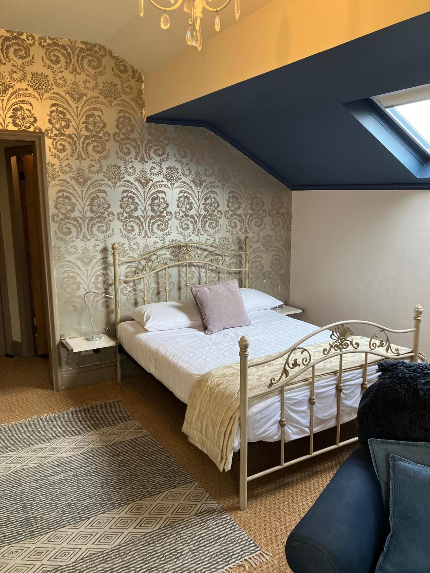 Cornerstones Guest House Сейл Екстер'єр фото