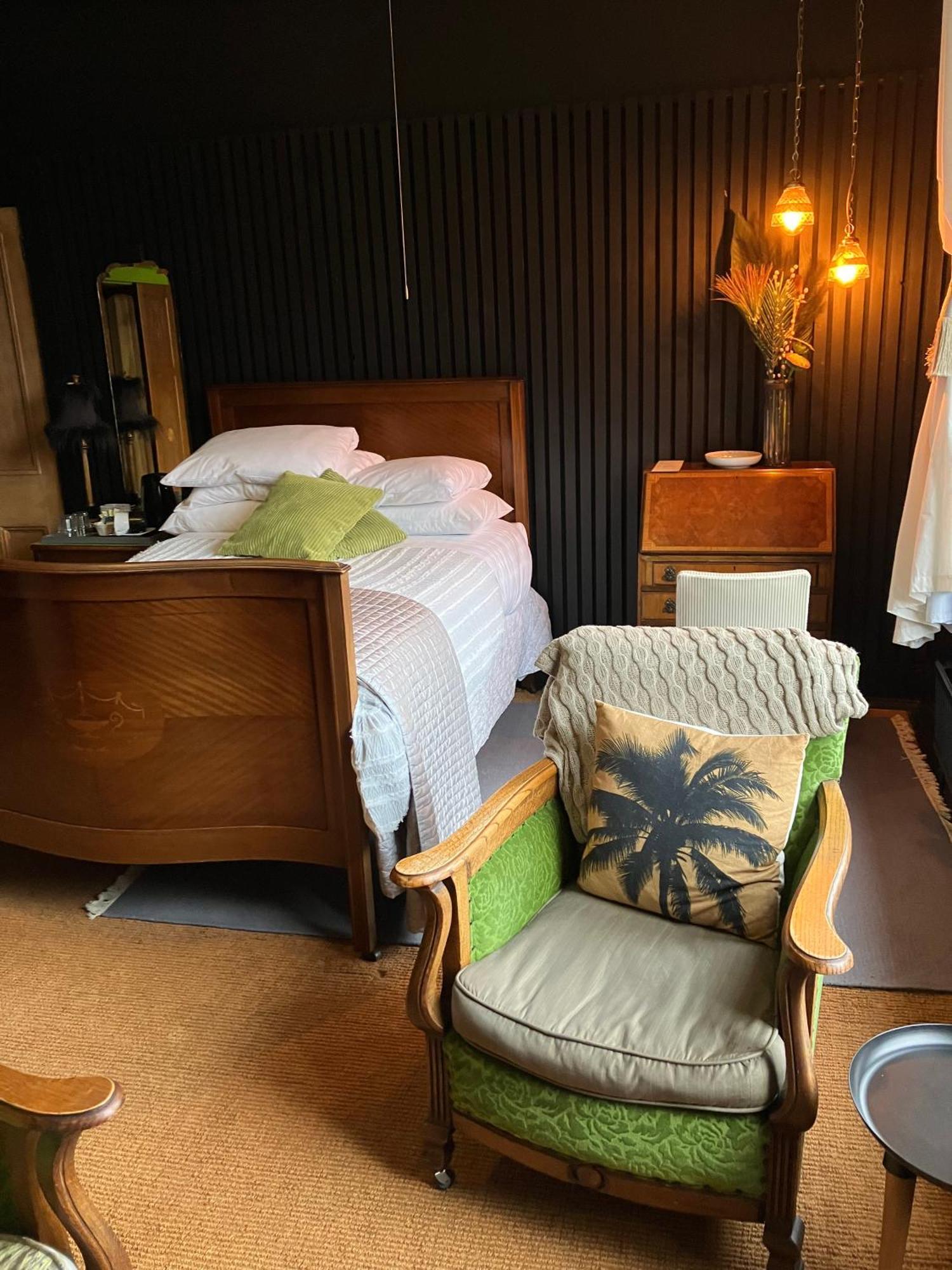 Cornerstones Guest House Сейл Екстер'єр фото